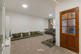 Deze charmante stadswoning combineert ruimte, comfort en een uitstekende ligging in het hart van de stad. Dankzij de zeer brede gevel geniet u...