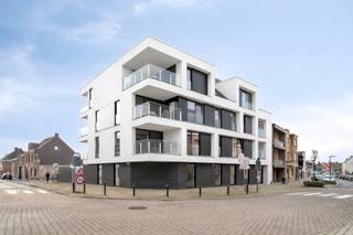 Modern gelijkvloers appartement met 2 slaapkamers in een kleinschalige residentie te Pittem.Dit hedendaagse appartement is ideaal gelegen op...