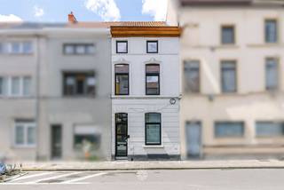 <p><span>LEDEBERG - Ready to move in town house with three bedrooms near Ghent</span></p><p><span> </span></p><p><span>Located at Langestraat 52 you will find this move-in ready renovated town house with three bedrooms and a nice outdoor space.</span></p><p><span>Thanks to its strategic location, you are a short distance from the center of Ghent, with a wide range of stores, schools and public transport within walking and biking distance, and easy access to the main approach roads.</span></p><p><span> </span></p><p><span>Some assets: </span></p><ul><li><span>Centrally located in Ledeberg, in the vicinity of public transport, connecting roads and the center of Ghent</span></li></ul><ul><li><span>Full bedrooms</span></li><li><span>Pleasant outside courtyard</span></li><li><span>Spacious bathroom with bathtub and shower</span></li><li><span>Ideal as an investment or for own occupation</span></li></ul><ul><li><span>EPC Label B, asbestos safe and compliant electricity</span></li></ul><ul><li><span>Thoroughly and qualitatively renovated</span></li></ul><p><span> </span></p><p><span>The layout is as follows:</span></p><p><span>The house welcomes you in a spacious and bright living space where cosiness and comfort are key. Thanks to the large windows, this space enjoys an abundance of natural light, creating a pleasant and warm atmosphere. Adjacent is the fully equipped kitchen with all necessary appliances and ample work and storage space. The kitchen and living space together form an open and harmonious whole, ideal for daily family life. From the living area you also have direct access to the cozy courtyard, where you can enjoy a moment outside in peace and quiet.</span></p><p><span>On the second floor there is a spacious bedroom with high ceilings, which provides an extra sense of space. Furthermore, here you will find a comfortable bathroom, equipped with both a shower and a bathtub. There are also connections for a washing machine and this floor has a separate guest toilet.</span></p><p><span>The second floor has two more full-fledged bedrooms, each with enough space for a bed, closet and desk. Of course, these rooms can also serve perfectly as a nursery, guest room or dressing room.</span></p><p><span>Finally, the house has a spacious attic floor that is accessible via a fixed staircase. This versatile space can be arranged completely as you wish as an extra bedroom, office, hobby room or playroom.</span></p><p><span>With its practical layout, pleasant light and surprisingly spacious living area, this property makes an ideal home for those looking for comfort and functionality.</span></p><p><span> </span></p><p><span> </span></p><p><span>Important: </span></p><p><span>Guide price: 449,000 EURO</span></p><p><span>EPC label:</span></p><p><span> </span></p><p><span>Curious about this property? Contact Axel Lenaerts Makelaars for a site visit: <span>zoe@axellenaerts.be</span></span><span> or 09 245 24 24</span></p>