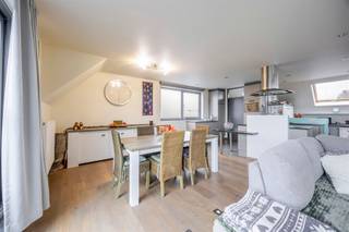 Appartement met 2 slaap- en badkamers <br /><br />2de VERDIEPING<br />Inkomhal <br />Woonkamer met aansluitend eetkamer en bureauruimte voorzien van parketvloer. <br />Keuken (keramische vloertegel) voorzien van gasvuur, koelkast, vaatwasser (nieuw), microgolfoven, dampkap, dubbele spoelbak en granieten werkblad.<br />Ruime berging voor wasmachine, droogkast en extra diepvriezer.<br />Badkamer met douche, toilet en badmeubel.<br />Slaapkamer 14m²<br />Via grote schuifraam toegang tot terras van ±40m² op tegel.<br /><br />3DE VERDIEPING<br />Overloop 10m² met mogelijkheid tot dressing.<br />2de slaapkamer 13m².<br />Badkamer op tegel met douche, toilet en dubbel lavabomeubel<br /><br />BIJZONDERHEDEN<br />Verwarming op aardgas met centrale verwarming, dubbele beglazing, videofoon.<br />Gunstig EPC, elektriciteit conform.<br />Momenteel verhuurd<br />Afgesloten garage verplicht bij aan te kopen (30.000€).<br /><br />POSITIEVE PUNTEN<br />Kleinschalig project.<br />Zéér veel lichtinval<br />Ruime leefruimte <br />2 badkamers <br />Enorm terras<br />Lage gemeenschappelijk kosten (85€)<br />Op wandelafstand van markt van Geel. <br />Winkels, scholen en openbaar vervoer allemaal in de buurt.