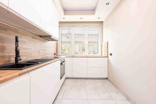 <p>Strategisch gelegen in de stationsbuurt vindt u deze goed onderhouden en energiezuinige woning. Met het openbaar vervoer, winkels en scholen op wandelafstand heeft u hier alle voorzieningen binnen handbereik.</p>
<p>De gelijkvloerse verdieping is uitgerust met vloerverwarming en beschikt over een volledig ingerichte keuken en een ingerichte badkamer met inloopdouche, dubbele wastafel en wc. Achteraan ligt een gezellige tuin. Op de verdiepingen beschikt de woning over 4 ruime slaapkamers en een extra terras op de eerste verdieping.</p>
<p>Dankzij de goede isolatie en een nieuwe condensatieketel beschikt de woning over een lage energiekost en een aangenaam binnenklimaat.</p>
<p>Een praktische, ruim ingerichte woning op een centrale locatie. Contacteer ons voor meer informatie of een bezoek.</p>