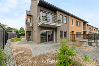 Voor meer info en foto’s, surf naar www.swevers.be – Dit instapklare gelijkvloerse appartement in het centrum van Zolder combineert een ruime indeling met aangenaam wooncomfort. Met een bewoonbare oppervlakte van 120 m², drie slaapkamers en een privatieve tuin rondom is dit een ideale woning voor wie comfortabel en gelijkvloers wil wonen. Het appartement maakt deel uit van een verzorgd gebouw uit 2007 en beschikt bovendien over een ondergrondse autostaanplaats en een kelderberging. Via de inkomhal bereikt u de ruime leefruimte van bijna 52 m², waar woonkamer en eetkamer naadloos in elkaar overvloeien. Dankzij de royale oppervlakte geniet u hier van alle vrijheid om een gezellige zithoek en een volwaardige eethoek in te richten. Aansluitend bevindt zich de praktische keuken met voldoende werk- en opbergruimte. De nachthal geeft toegang tot drie slaapkamers van respectievelijk 13,26 m², 9,51 m² en 9,07 m². Deze ruimtes zijn perfect inzetbaar als slaapkamer, bureau, hobbykamer of logeerkamer. De badkamer is uitgerust met zowel een bad als een douche. Daarnaast is er een aparte toiletruimte en een handige berging. Buiten geniet u van een tuin rondom het appartement, met een terras aan de voorzijde en een overdekt terras van 9,61 m² aan de achterzijde. De zuidwestgerichte achtertuin biedt volop zon in de namiddag en avond en vormt een aangename plek om tot rust te komen. Extra troeven zijn de zonnepanelen, rolluiken, parlofoon, lift en de vlotte verbinding tussen de ondergrondse parking en het appartement. Scholen, winkels, restaurants, openbaar vervoer en ontspanningsmogelijkheden bevinden zich op wandel- of korte rijafstand. Ook de snelwegen zijn snel bereikbaar. Voor meer informatie, bel 011 255 155. Bron bewoonbare oppervlakte: EPC – verslag.