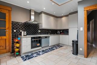 <p>Deze ruime gezinswoning is centraal gelegen in Lebbeke, op wandelafstand van openbaar vervoer, scholen en winkels, en geniet van een vlotte verbinding naar Aalst en Dendermonde. Bij het betreden van de woning komt u in de inkomhal, die toegang biedt tot een ruime, volledig uitgeruste keuken en een gezellige leefruimte. Op het gelijkvloers bevindt zich eveneens een badkamer met inloopdouche, wastafel, toilet en aansluitingen voor een wasmachine en droogkast. Daarnaast beschikt de woning over een grote multifunctionele ruimte die ideaal is voor een zelfstandig beroep, praktijkruimte of extra leefruimte. Verder zijn er nog een afzonderlijk toilet, een praktische berging en toegang tot het aangename terras. Op de eerste verdieping bevinden zich een nachthal, een apart toilet en vier volwaardige slaapkamers. Via een vaste trap bereikt u de tweede verdieping, waar zich een vijfde kamer bevindt. TROEVEN: ruime gezinswoning met 5 slaapkamers, centraal gelegen, ruimte voor zelfstandig beroep, elektriciteit conform. Vragen, info of een bezoek? Contacteer Charlotte van IMMO TROEF: 052 52 52 00 – info@immotroef.be</p>