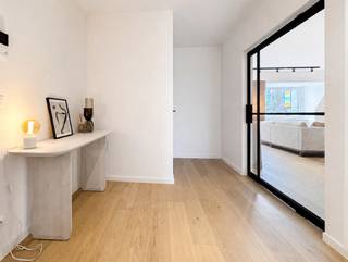 Exclusief wonen met zicht op de Augustijnenrei | Een hoogwaardig gerenoveerd stadsappartement waar hedendaags comfort en de charme van historisch Brugge elkaar ontmoeten.<br /><br />In Residentie Augustijnenhof, op een absolute toplocatie in het hart van Brugge, bevindt zich dit uitzonderlijk gerenoveerde appartement van ca. 130 m², gelegen op de vierde verdieping te bereiken met lift/trap. De royale raampartijen en het karakteristieke uitzicht over de Augustijnenrei zorgen voor een bijzonder aangename sfeer en een overvloed aan natuurlijk licht.<br /><br />Het appartement omvat volgende indeling: royale inkomhal met gastentoilet - via de pivoterende stalen deur komt u terecht in de leefruimte met eetruimte met uniek uitzicht op het Brugse stadsbeeld en de Augustijnenrei - volledig uitgeruste keuken met Miele-toestellen en kookeiland voorzien van een hoogwaardige afwerking - nachthal met aparte wasplaats - 3 ruime en volwaardige slaapkamers waarvan 1 slaapkamer met terras en buitenberging - hoogwaardige badkamer voorzien van inloopdouche en dubbel lavabomeubel.<br /><br />De eigendom onderscheidt zich door haar hoogwaardige afwerkingsniveau, waarbij ook de verlichting reeds zorgvuldig werd geïntegreerd. Het geheel werd volledig geschilderd en is bijgevolg perfect instapklaar. Dankzij de doordachte indeling en centrale ligging leent dit appartement zich uitstekend als comfortabele hoofdverblijfplaats, luxueuze stadswoning of stijlvolle tweede verblijfplaats.<br /><br />~ mogelijkheid tot aankoop van een garagebox, een bijzonder waardevolle troef op deze centrale Brugse locatie.<br /><br />Voor verdere informatie of een vrijblijvend bezoek contacteer Céline op 0476/60 60 23 of mail naar celine@immax.be