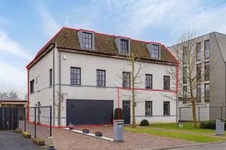 <p><span>Een unieke nog nooit geziene duplex met een adembenemend uitzicht op het Albertkanaal</span><span>!<br /><br /></span></p><p><span>Gelegen in een serene buurt, nabij de kerk van Massenhoven en op 5 min van het bruisende centrum van Zandhoven, bevindt zich dit uitzonderlijk vastgoed. <br />Dit heeft nog geen naam! Een waar juweel, compleet met een garage, carport en een uitgestrekte kelderverdieping, klaar om al je creatieve impulsen tot leven te brengen. <br />Maar laten we bij het begin beginnen!</span></p><p><span> </span></p><p><span>Gelijkvloers:</span></p><p><span>Bij aankomst kun je je voertuig parkeren in de garage met een geautomatiseerde poort, of in de carport aan de achterzijde. <br />De inkomdeur is langs de zijkant. <br />Vanuit de garage kom je in de inkomhal en die leidt je met de lift en/of trap naar de eerste verdieping.</span></p><p><span> </span></p><p><span>Verdieping:</span></p><p><span>Op de eerste verdieping bevindt zich een gastentoilet en een ruime op maat gemaakte vestiairekast in eikenhout. </span></p><p><span>Een smeedijzeren deur leidt naar het hart van deze woning, de fantastische leefkeuken (ca 36m²) op natuurstenen vloer waar je uren in kan kokkerellen en gezellig keuvelen. <br />De eikenhouten keuken is voorzien van alle confort, een dubbele spoelbak, inductiekookplaat, vaatwasser en veel opbergruimte, met aansluitend een handige bijkeuken (ca 10m²) met een combi-oven, stoom/oven, extra spoelbak, koelkast/diepvries en nog meer bergruimte. <br />Vanuit de keuken stap je het overdekte terras op, met warmtebrander voor de koudere dagen, en met een prachtig uitzicht op het kanaal! <br />Heerlijk om hier ’s morgens je koffietje te drinken. <br /><br />Aan de </span><span>voorzijde van het pand bevindt zich een bijzonder knusse woonkamer van wel 42m², verdeeld in een televisiehoek met een gashaard en een kantoorruimte, die toegang biedt tot de hal via een prachtige smeedijzeren deur.</span><span><br />Aan de kanaalzijde is er nog een zithoek met uitzicht op de voorbij varende boten en met een ingebouwde dranken kast (circa 27m²). <br />Hier vind je ook een trap naar de tweede verdieping, maar als je de voorkeur geeft aan de lift, is dat ook mogelijk, dan loop je even de hoek om.</span></p><p><span> </span></p><p><span>Tweede verdiep: <br /></span><span>Op de tweede verdieping bevinden zich de slaapvertrekken. <br />De unieke hoofdslaapkamer (ca 21m²) biedt toegang tot een open zonneterras met luifel van maar liefst 24m², met een prachtig panoramisch uitzicht op het kanaal en de omgeving. <br />De master heeft een eigen badkamer met een ruime douche, een verzonken bad en een wastafel (ca 11m²), een giga dressing (ca 18m²) en een grote wasruimte (ca 14m²) met een spoelbak, ingebouwde kasten en aansluitingen voor een wasmachine en droger. Vanuit de wasruimte heb je ook toegang tot het terras. <br />Daarnaast zijn er nog twee slaapkamers van respectievelijk 18m² en 22m², beide voorzien van parketvloeren, waarbij de achterste kamer ook toegang heeft tot het terras. <br />In de nachthal is er nog een gastentoilet en ingebouwde kasten.</span><span><br /><br /></span></p><p><span>Kelderverdieping:</span></p><p><span>Een extra troef van deze woning is de kelderverdieping, waar al je stoutste dromen werkelijkheid kunnen worden. Of je nu wilt knutselen, pottenbakken, fitnessen, een mancave wilt creëren, of een speelruimte wilt inrichten, hier kan het allemaal. <br />De wijnkelder is alvast voorzien.</span><span><br /><br /></span></p><p><span>Terrassen:</span></p><p><span>De woning beschikt over twee ruime terrassen van 24m², één bij de keuken en één bovenaan bij de twee slaapkamers. <br />De volledig aangelegde voortuin met oprit en achterom naar de carport met berging biedt een uitnodigende entree. <br />Een poort achteraan geeft directe toegang tot het kanaal, ideaal voor ontspannen wandelingen.</span></p><p><span>Bijzonderheden:<br />- Rustig in een rustige omgeving <br />- Instapklaar en luxueus afgewerkt <br />- 364m² bewoonbare opp + garage + carport + kelder van 182m²<br />- Laag energieverbruik (Lage EPC-waarde)!<br />- Automatische sunscreens aan kanaalkant <br />- Overal voorzien van vliegenramen <br />- Vloerverwarming in alle ruimtes<br />- Airconditioning in alle vertrekken.</span></p><p><span>Wil je meer van deze prachtige woning zien? Bekijk onze 360° tour: <span>https://360.zibber.eu/share/collection/7c5By?logo=0&info=0&fs=1&vr=1&sd=1&initload=0&thumbs=1</span></span><span><br />Voor bouwplannen kan je contact opnemen met ons kantoor. </span></p><p><span>Informatieplicht: Vergunning uitgereikt – woongebied – geen rechtelijke herstelmaatregel of bestuurlijke maatregel opgelegd – geen voorkooprecht – verkavelingsvergunning – klim aanwezig – niet overstromingsgevoelig P-score D & G-score C – EPC 87,82kWh/m² - EK conform - asbest nvt</span></p><p><span> </span></p><p><span> </span></p><p><span> </span></p><p><span> </span></p>