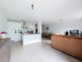 <p><strong><span>Recent gelijkvloers appartement met 2 slaapkamers, tuin en terras</span></strong></p>
<p><span>Op een centrale en aangename locatie in Sint-Job-in-’t-Goor bevindt zich dit recente en instapklare gelijkvloerse appartement. Met zijn ruime leefruimte, twee volwaardige slaapkamers, zonnige tuin en terras biedt dit appartement een mooie combinatie van ruimte, comfort en praktisch wonen.</span></p>
<p><span>Via de inkomhal (ca. 6 m²) met gastentoilet bereikt u de ruime en lichtrijke woonkamer van ca. 38 m². De grote leefruimte sluit naadloos aan op de volledig ingerichte open keuken (ca. 5,5 m²), voorzien van vaatwasser, oven, keramische kookplaat, dampkap en koelkast.</span></p>
<p><span>Vanuit de woonkamer heeft u rechtstreeks toegang tot de tuin met ruim terras: een heerlijke plek om in alle rust van zonnige dagen te genieten.</span></p>
<p><span>Verder beschikt het appartement over twee ruime slaapkamers van ca. 17 m² en 11,5 m². De badkamer (ca. 7 m²) is comfortabel ingericht met een dubbel lavabomeubel, inloopdouche én ligbad. De praktische berging van ca. 6 m² beschikt over een aansluiting voor de wasmachine.</span></p>
<p><span>Het appartement werd afgewerkt met onderhoudsvriendelijke keramische parketvloeren en beschikt bovendien over een videofoon in de woonkamer.</span></p>
<p><span>Achteraan het appartementsgebouw is er de mogelijkheid om een </span><strong><span>carport aan te kopen voor € 22.000</span></strong><span> of een </span><strong><span>autostaanplaats voor € 15.000</span></strong><span>.</span></p>
<p><strong><span>Troeven:</span></strong><span> recente constructie – gelijkvloers wonen – 2 ruime slaapkamers – zonnige tuin met terras – ruime leefruimte – volledig ingerichte keuken – badkamer met douche én ligbad – videofoon – EPC klasse B - elektriciteit conform.</span></p>
<p><strong><span>EPC: 152 kWh/m²jaar – label B<br /></span></strong><br /><span>Een comfortabel en instapklaar appartement met buitenruimte op een centrale locatie in Sint-Job-in-’t-Goor. Zeker een bezoek waard!</span></p>