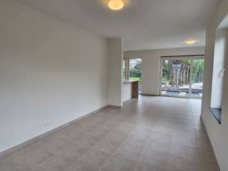 <p><span>ENERGIEZUINIGE EN KWALITATIEVE HALFOPEN BEBOUWING (NIEUWBOUW) 161M² MET 3 SLAAPKAMERS EN MOOIE TUIN</span></p><p><span>ligging nabij centrum met vlotte bereikbaarheid via N17, A12 en N16</span></p><p><span> </span></p><p><span>Gelijkvloers:</span><span> Inkomhal / wc met handwas / living met eetplaats en super-ingerichte open keuken (39m²) met toegang tot terras en tuin / berging met wasplaats.</span></p><p><span>1ste verdieping:</span><span> Nachthal / wc / 3 slaapkamers (3,7 x 3,1m; 4,2 x 2,4m; 3,1 x 2,9m) / ruime badkamer (8m²) met dubbele wastafel, ligbad en inloopdouche.</span></p><p><span>Stockage-zolder.</span></p><p><span>Tuin / oprit met meerdere autostaanplaatsen.</span></p><p><span> </span></p><p><span>Woning beschikt over een warmtepomp (lucht-water) op vloerverwarming, lichtarmaturen, 8 zonnepanelen en is volledig geschilderd.</span></p><p><span> </span></p><p><span>Lasten: € 100 / maand (onderhoud en snoeiwerk van de hagen en planten in de voor- en achtertuin en maaien van het gras).</span></p><p><span> </span></p><p><span>Woning is bewoonbaar door maximaal 4 personen.</span></p><p><span> </span></p>