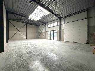 In Moen bieden wij dit nieuwbouwmagazijn aan met een totale oppervlakte van 197 m². Het magazijn heeft een breedte van 18 meter en een diepte van...