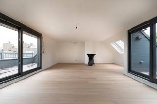 Tijdelijke actie: Dit nieuwbouwproject komt in aanmerking voor het 6% verlaagd BTW-tarief! <br /><br />Luxueuze penthouse in Juline, het nieuwe project in Keukeldam te Waregem. <br /><br />Het appartement is gelegen op de vierde verdieping en werd op plan ingedeeld als volgt:<br />Inkomhal met gastentoilet, open keuken met keukeneiland (niet inbegrepen) en aparte berging, leefruimte (met vloerverwarming) met eetplaats en salon met de nodige voorzieningen voor een gashaard. Aan beide zijden van de leefruimte bevinden zich de terrassen met adembenemende uitzichten. Nachthall met 2 grote slaapkamers en 2 ingerichte badkamers en nachttoilet. Aparte kelderberging inbegrepen. <br /><br />U heeft de mogelijkheid om een grote bovengrondse garagebox (enkele of dubbele) bij te kopen, die zich achteraan het gebouw bevinden. <br /><br />Appartement: 167 m²<br />Terrassen: 17,44 m²<br /><br />Deze prachtige penthouse ligt op de volledige 4de verdieping, waardoor u geen directe buren heeft. Het appartement is volledig afgewerkt exclusief de keuken. <br /><br />Als bewoner van Residentie Juline geniet u elke dag van een prachtig panoramisch zicht op park Baron Casier en baadt u elke dag in luxe, comfort en rust.