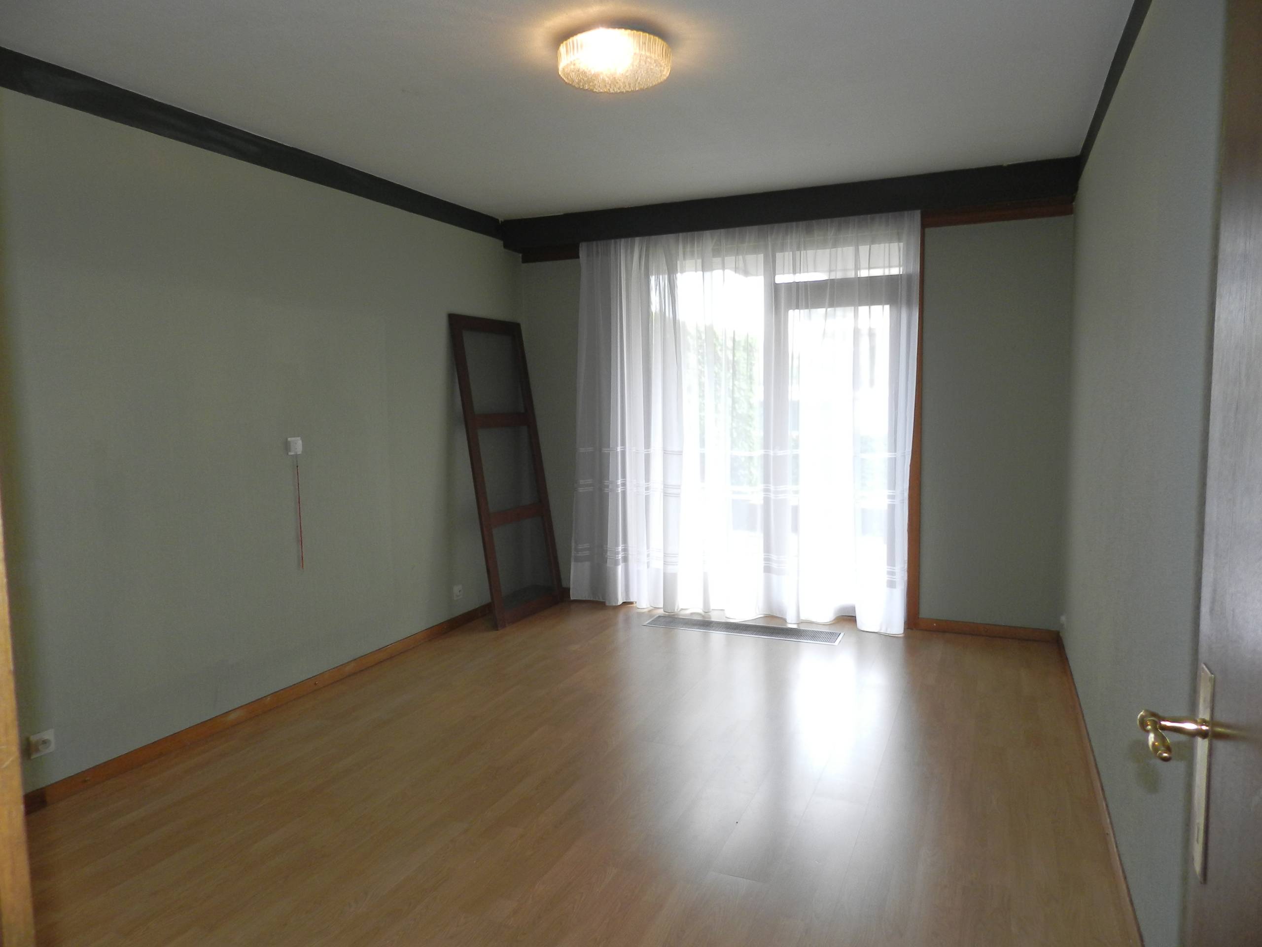 Ruim éénslaapkamer-appartement te huur in Ieper met terras - foto 4