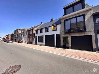 <p><span>Deze ruime woning in Zele biedt heel wat woonruimte, een inpandige garage en een aangename tuin met meerdere terrassen.</span></p><p><span>Via de inkomhal bereik je de ruime leefruimte. Aansluitend bevindt zich de keuken, uitgerust met voldoende kastruimte en diverse toestellen. Op het gelijkvloers zijn verder een apart toilet en een badkamer met ligbad en douche aanwezig. Een tweede hal geeft toegang tot de garage en een praktische, koele berging.</span></p><p><span>Op de eerste verdieping verbindt de nachthal de drie slaapkamers en een tweede toilet.</span></p><p><span>Buiten beschikt de woning over een bijkomende opbergruimte en een ruime tuin, waar je op verschillende terrassen heerlijk kunt genieten. Helemaal achteraan bevindt zich een voormalige mancave: een rustige plek die tal van mogelijkheden biedt als hobbyruimte, ontspanningsruimte of gezellige tuinbar.</span></p><p><span>Een mooie extra troef zijn de doorgangen langs beide zijden van de woning. Hierdoor is er geen rechtstreeks contact met de aanpalende buren.</span></p><p><span>Benieuwd naar deze woning en haar mogelijkheden? Neem contact op voor meer informatie of een bezoek ter plaatse via </span><span>052 89 50 99</span><span> of </span><span>alexander@immorobert.be</span><span>.</span></p>