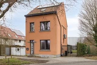 koop: open bebouwing in Mechelen, gelegen aan de stadsrand en nabij openbaar vervoer en invalswegen. Deze ééngezinswoning uit 1938 biedt een grote...