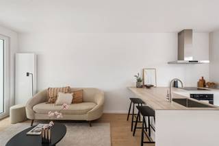 <p><span>Ontdek dit hoogwaardig gerenoveerde appartement in de gegeerde Unitas-tuinwijk, vlak bij het groene Boekenbergpark. Hier woont u in een rustige, residentiële omgeving waar het beste van twee werelden samenkomt: groen en stilte rondom u, terwijl winkels, openbaar vervoer en TC Ter Rivieren op wandelafstand liggen en het centrum van Antwerpen vlot bereikbaar blijft.</span></p><p><span>De aangename leefruimte verwelkomt u met de warme uitstraling van de volharde eikenparket en vormt samen met de open keuken het hart van het appartement. Het kookeiland sluit er naadloos op aan en creëert een gezellige plek voor een rustig ontbijt, een snelle koffie of een aangenaam samenzijn. Aan de straatzijde is bovendien een praktische ruimte voorzien, ideaal als thuiskantoor of hobbykamer. </span></p><p><span>Vanuit de leefruimte stapt u zo het dakterras op, waar een groene, rustieke omgeving u uitnodigt om even te vertragen. Een heerlijke plek voor een rustig moment of een aperitief bij valavond.</span></p><p><span>Achteraan ligt de ruime slaapkamer, bewust weg van de straat en daardoor heerlijk rustig. Er is plaats voor een volwaardige dressingkast, terwijl de hedendaags afgewerkte badkamer comfort en kwaliteit combineert met keramische tegels, een ruime inloopdouche en een dubbel lavabomeubel.</span></p><p><span>Ook praktisch is dit appartement goed uitgerust: het gebouw beschikt over een gemeenschappelijke fietsenberging en het appartement heeft twee privatieve kelderbergingen.</span></p><p><span>Bijzonderheden</span></p><ul><li><span>Kwalitatief gerenoveerd</span></li><li><span>Gelegen in de geliefde Unitas-tuinwijk</span></li><li><span>Kleinschalige mede-eigendom</span></li><li><span>Lage gemeenschappelijke kosten</span></li><li><span>Nabij Boekenbergpark en TC Ter Rivieren</span></li><li><span>Vlotte verbinding met Stad Antwerpen</span></li></ul><p><span> </span></p><p><span>Bent u op zoek naar een instapklaar appartement waar comfort, karakter en groen samenkomen? Contacteer ons via <span>thomas.onzia@urbainvastgoed.be</span></span><span> of 03 501 97 16 voor meer informatie of een bezoek.</span></p><p><span> </span></p><p><span>Stedenbouwkundige inlichtingen en bodemattest in aanvraag.</span><span> </span></p><p><span> </span></p>