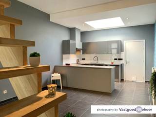 🏡 Op zoek naar jouw eerste thuis? Dit is je kans! EERSTE BEZOEKDAG ZATERDAG 18/4 van 10 tot 12 (enkel op afspraak!)

Deze knusse tussenwoning ligt in een rustige straat én is vlot bereikbaar – ideaal voor wie comfortabel wil wonen zonder in te boeten op bereikbaarheid.

Binnenin word je verwelkomd door een gezellige leefruimte met open, (deels) ingerichte keuken. De ruime badkamer met douche in bad en aansluiting wasmachine zorgt voor extra comfort. Op de eerste verdieping vind je 2 slaapkamers met daarboven nog een ingerichte zolderkamer. Dankzij de vaste trap is dit perfect als extra kamer, bureau of hobbyruimte.

Buiten genieten? Dat kan in het zonnige gemeenschappelijke stadstuintje met een privé terrasje ☀️
👉 Ideaal voor starters of wie op zoek is naar een compacte, charmante woning!

CV op gas - dubbele beglazing - ele conform - EPC261/UC2283845 - niet-asbestveilig - Wg/Gvg/Gmo/Gvkr/Gvv - geen renovatieplicht - Mobiscore 8,5/10 - bew. opp.: 107m² (bron: EPC) - nabij Station Wetteren - Speeltuin/zwembad De Warande - op wandelafstand van de Markt.

De vermelde prijs is een RICHTPRIJS, deze is niet bindend voor de verkoper. Na ontvangst van de biedingen zal de verkoper beslissen of de eigendom wordt toegewezen aan de hoogste bieder.

Aarzel niet en maak snel uw afspraak: 0472 02 13 03 / beheer@vastgoednbeheer.be - BIV506.884/BIV514.268