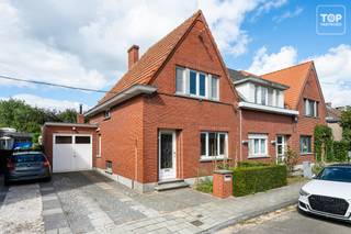 Te renoveren halfopen bebouwing met 3 slaapkamers, garage en ruime tuin op perceel van +-600 m²<br /><br />Deze halfopen bebouwing is gelegen in een rustige en centrale omgeving van Wondelgem en biedt tal van mogelijkheden voor wie op zoek is naar een woning die volledig naar eigen smaak kan worden gerenoveerd.<br /><br />Met de wagen bereik je op minder dan 5 minuten de R4, met een vlotte aansluiting naar de verschillende invalswegen van Gent. Het centrum van Wondelgem bevindt zich op wandel- en fietsafstand. Hier vind je diverse winkels, supermarkten, scholen en horecazaken. Ook Gent-centrum is vlot bereikbaar met het openbaar vervoer en met de fiets sta je in minder dan 15 minuten in het centrum van Gent. Een ideale combinatie van rustig wonen en toch alle voorzieningen binnen handbereik.<br /><br />Bij het binnenkomen kom je in een ruime inkomhal die toegang geeft tot de verschillende leefruimtes. De woonkamer geniet dankzij de grote ramen van een aangename lichtinval en biedt rechtstreeks zicht op de tuin. Aansluitend bevindt zich de keuken, met daarachter toegang tot de kelder, die extra bergruimte biedt.<br /><br />Op de eerste verdieping bevinden zich twee ruime slaapkamers, een derde kleinere slaapkamer en de badkamer.<br /><br />Een grote troef van deze woning is de ruime garage, die rechtstreeks toegang geeft tot de tuin. De westgerichte tuin is ideaal om op elk moment van de dag van het buitenleven te genieten. Achteraan bevindt zich bovendien een apart gemetst tuinhuis, ideaal als extra bergruimte.<br /><br />Daarnaast beschikt de buitenruimte over een apart toilet en douche. Dit is bijzonder praktisch na het tuinieren of na een fietstocht.<br /><br />Kortom, een interessante woning voor wie op zoek is naar een ruime woning met tuin, garage en tal van mogelijkheden, gelegen op een centrale locatie in Wondelgem en met de mogelijkheid om er volledig zijn eigen thuis van te maken.<br /><br />Vrij bij akte<br /><br />Contacteer Top Vastgoed voor een bezoek: 0475 700 700.