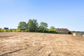 Zelf bouwen in het groene Kluisbergen? Dit perceel van maar liefst 1.069 m² in Ruien biedt u alle ruimte om die plannen werkelijkheid te maken.Dankzij de royale perceeloppervlakte kan een comfortabele woning gecombineerd worden met een grote tuin, terras en tal van mogelijkheden voor de inrichting van de buitenruimte. Het verkavelingsplan voorziet een duidelijke bouwzone aan de straatzijde, terwijl het grootste gedeelte van het perceel zich achter de woning uitstrekt.De Grote Herreweg geniet van een aangename ligging in een landelijke omgeving, aan de voet van de Kluisberg. Een interessante locatie voor wie rustig wil wonen zonder volledig afgelegen te zijn.Een mooie kans om een nieuwe thuis te creëren op een uitzonderlijk ruim perceel.