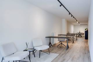 <h3><span>Commerciële ruimte op toplocatie op t Eilandje ideaal voor kantoor, vrije beroepen of dienstverlening</span></h3><p><span>Altijd al gedroomd van een eigen zaak op een bruisende locatie? Dan is dit misschien wel jouw kans!</span></p><p><span>Deze instapklare handelsruimte ligt pal in het hart van t Eilandje een levendige buurt vol passage en charme. De ruimte beschikt over een mooie vitrine met maximale zichtbaarheid, ideaal om jouw zaak in de kijker te zetten.</span></p><p><span>Wat mag je verwachten?</span></p><ul><li><span>Een commercieel gedeelte met tijdloze parkettegels</span></li><li><span>Ingebouwde kasten achteraan, handig voor opslag</span></li><li><span>Een aparte kitchenette en een afzonderlijk toilet</span></li><li><span>Topligging: makkelijk bereikbaar met openbaar vervoer én vlak bij belangrijke invalswegen</span></li><li><span>Gelegen op wandelafstand van o.a. het ZAS, het MAS en het Red Star Line Museum dus constante passage verzekerd!</span></li></ul><p><span>Perfect voor wie wil starten, uitbreiden of zich op een strategische plek wil vestigen.</span></p><p><span>Interesse? Bel ons snel op </span><span>03/633.12.29</span><span> of mail naar </span><span>info@immogreenstar.be</span><span>.<br /></span><span>Immo Green Star helpt je graag verder!</span></p><p><span> </span></p><p><span>Bestuursmaatregelen in het maatregelenregister: nee</span></p>