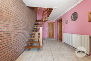 CHARMANTE MAISON DE BEL-ETAGE AVEC 3 CHAMBRES, GARAGE ET JARDIN Cette maison bel-etage, située au Steenweg 171 à Gingelom, offre une excellente...