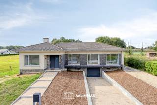 VALIMMAS verkoopt in het pittoreske en landelijke gehucht Asbeek deze ruime en gerenoveerde villa-bungalow op 13 are...
Het gelijkvloers omvat een inkomhal met vestiaire, een slaap-/logeerkamer of bureel, een badkamer met douche en toilet, een grote living (± 52m²) + salon (± 28m²), een vernieuwde en ingerichte keuken, een nachthal met een berging en een toilet, 4 slaapkamers en twee badkamers. Drie slaapkamers hebben toegang tot het terras vooraan.
Het kelderniveau herbergt een garage voor twee wagens, twee grote kelders, twee proviandkelders en een stookplaats.
De zolder kan dienstig zijn als bergruimte.
Recent gerenoveerde woning: oa. nieuwe vloeren, keuken, badkamers, geautomatiseerde garagepoort. Volledig nieuw geschilderd – stemmig en sfeervol ingericht – direct instapklaar !
Prachtige ligging aan de rand van het pittoreske & landelijke gehucht Asbeek, in agrarisch gebied (in principe geen nieuwe bebouwing rondom meer mogelijk). Gemakkelijke verbindingen naar E40 Ternat en Affligem.