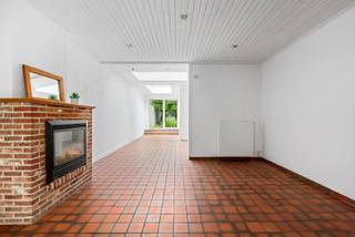 <p><strong>Ben je op zoek naar een instapklare woning met 4 slaapkamers en stadstuin vlak bij het centrum van Aalst? Gevonden!</strong></p>
<p>Deze verzorgde stadswoning combineert ruimte, licht en comfort met een uitstekende ligging op wandelafstand van winkels, scholen, openbaar vervoer en alle voorzieningen. Bovendien geniet je van een vlotte verbinding naar de E40 richting Gent en Brussel. Dankzij de geïsoleerde gevel (2025), het vernieuwde geïsoleerde dak (2024), het gunstige EPC-label B en de conforme elektrische keuring is deze woning volledig klaar voor de toekomst. Dankzij de vier volwaardige slaapkamers, de gunstige energetische score en de centrale ligging vormt deze eigendom niet alleen een ideale gezinswoning, maar ook een interessante investering met een aantrekkelijk verhuurpotentieel.</p>
<p>Via de inkomhal kom je terecht in de lichtrijke leefruimte die naadloos aansluit op de open, volledig ingerichte keuken. De badkamer is uitgerust met een ligbad, lavabomeubel en toilet. Achteraan bevindt zich een gezellige en onderhoudsvriendelijke stadstuin met terras en tuinhuis. Op de eerste verdieping vind je twee ruime slaapkamers, beide voorzien van praktische ingemaakte kasten. De tweede verdieping biedt nog twee extra volwaardige kamers die perfect kunnen dienen als slaapkamer, bureau of hobbyruimte. Daarnaast beschikt de woning over een kelder die zorgt voor extra bergruimte.</p>
<p>Ben je op zoek naar een instapklare woning met veel ruimte op een strategische ligging in Aalst? Contacteer ons vandaag nog voor een bezoek en ontdek zelf alle troeven van deze woning!</p>