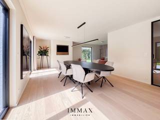 Deze prachtige en zeer mooi afgewerkte villa bevindt zich in een rustige en gegeerde villawijk en biedt een ideale combinatie van comfort, ruimte en privacy.<br />De woning werd recent gerenoveerd met oog voor kwaliteit, hedendaags wooncomfort, en luxe. De lichtrijke leefruimte geniet van een optimale oriëntatie en geeft rechtstreeks uit op het zonnige terras en de uitzonderlijk ruime tuin — een zeldzame troef die meteen een gevoel van rust en vrijheid creëert. <br /><br />De volledig uitgeruste keuken sluit naadloos aan op de leefruimte en is praktisch ingericht. Aansluitend bevinden zich de garage en extra bergruimte, wat het dagelijks comfort aanzienlijk verhoogt. <br />Op de verdieping zijn er vier volwaardige slaapkamers en drie badkamers met douche, waaronder een master bedroom met een ensuite badkamer, aangevuld met een aparte douchekamer. Dit zorgt voor extra gemak en flexibiliteit voor zowel gezin als gasten. <br /><br />De tuin vormt zonder twijfel één van de absolute troeven van deze eigendom: ruim, perfect georiënteerd en met maximale privacy. Bovendien zijn er reeds voorzieningen getroffen voor verdere invulling, zoals de aanleg van een zwembad of een mogelijke uitbreiding, wat het potentieel van deze woning extra onderstreept.<br />Kortom, een ideale opportuniteit voor wie op zoek is naar een unieke villa met hoogwaardige afwerking, gelegen in alle rust en met een uitzonderlijke buitenruimte.<br /><br />Aarzel niet om ons te contacteren voor meer informatie: tel. : 050 62 44 14 of via knokke@immax.be