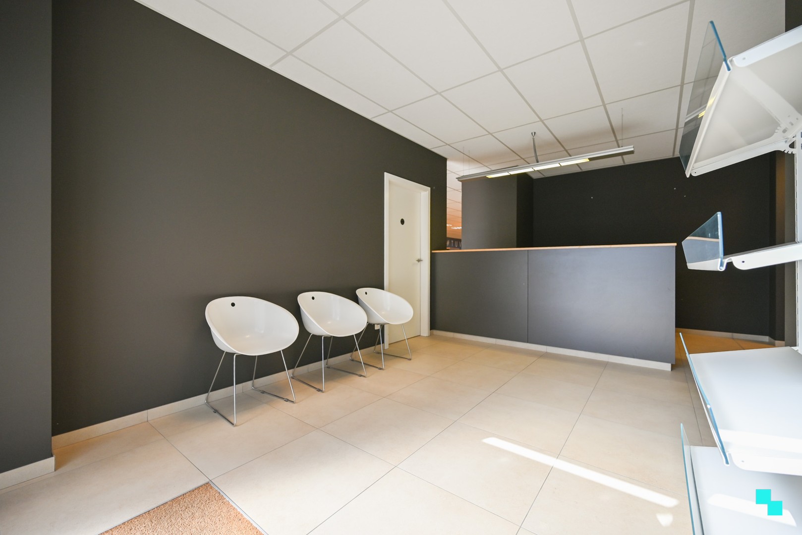 Uiterst commercieel en vlot bereikbaar handelspand (340 m²) te Izegem - foto 4