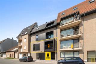 Groot nieuwbouwappartement (100,4m2) gelegen op wandelstand van strand, openbaar vervoer en winkels. Kleine residentie die uitgeeft in de...