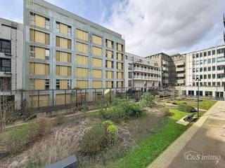 <p>Een stijlvol en energiezuinig appartement (ca. 112 m²) met een ruim terras dat een prachtig uitzicht biedt op de jachthaven. Dit unieke project werd gerealiseerd in 2018 en onderscheidt zich door zijn moderne architectuur.<br />De inkomhal is voorzien van een vestiaire en apart gastentoilet. De ruime en lichtrijke leefruimte (ca. 34 m²), afgewerkt met parket, geniet van een uitzonderlijk zicht op de jachthaven. Aansluitend bevindt zich een open, volledig ingerichte keuken met een stenen werkblad.<br />Het terras sluit naadloos aan op de leefruimte en vormt de ideale plek om te ontspannen en te genieten van het mooie uitzicht op het Kempisch Dok.<br />Via de nachthal bereikt u twee volwaardige slaapkamers (ca. 16 m² en 12 m²) en een derde kamer die momenteel ingericht is als bureel. De masterbedroom op parket (ca. 16 m²) met een ensuite badkamer, uitgerust met een badkamermeubel, jacuzzi en toilet. Daarnaast is er nog een aparte douchekamer met inloopdouche en lavabo. De slaapkamers zijn gelegen aan de achterzijde en hebben uitzicht op de mooie binnentuin.<br />Verder is er een praktische berging met aansluiting voor een wasmachine.<br />Het appartement beschikt over zonnepanelen, automatische zonwering en een privatieve kelderberging. Een ondergrondse autostaanplaats is beschikbaar aan € 45.000.</p>