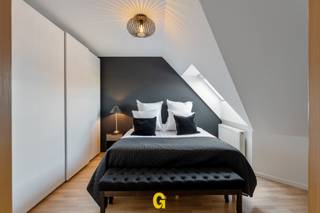 Dit leuk ingedeeld duplexappartement bevindt zich langs Holt, ter hoogte van nummer 98, op de tweede en derde verdieping van residentie Asborne.<br /><br />Op enkele minuutjes wandelen of fietsen bereikt men het centrum van Beverst, een gemoedelijke deelgemeente van Bilzen die de laatste jaren merkbaar werd opgewaardeerd met tal van aantrekkelijke projecten. De basisschool, slager, buurthal, sporthal en enkele leuke restaurantjes liggen op wandelafstand. Na een vijftal minuutjes rijden bevindt men zich al in het centrum van Bilzen, Hoeselt of Diepenbeek.<br /><br />Het appartement verkeert in vrijwel perfecte staat van onderhoud. De koper zal hier snel een nieuwe thuis kunnen maken zonder dat noodzakelijke werken aan de orde zijn.<br /><br />De specifieke indeling met hoge plafonds en mezzanine onderscheidt dit ruime appartement van ander aanbod. Onmiddellijk bij het binnenkomen ervaart men een aangenaam luchtig en ruimtelijk gevoel, zodat het hier aangenaam wonen zal zijn.<br /><br />Op heden kan een EPC worden voorgelegd met een score van 197 kWh/m² p.j. – label B, waarbij de recent geïnstalleerde gasketel nog niet in rekening werd gebracht.<br />INDELING / OMSCHRIJVING<br /><br />VERDIEPING 2<br />-Inkomhal met gastentoilet<br />-Badkamer<br />-Eerste gezellige en volwaardige ruime slaapkamer<br />-Aangenaam ruime en luchtige leefruimte met veel lichtinval, ingedeeld met een gezellige zithoek, centrale eetruimte en degelijk afgewerkte keuken met granieten werkblad en recent vernieuwde toestellen<br />-Terrasje<br />-Berging met CV en voorzieningen voor wasplaats<br />-Open trap naar de hogere verdieping<br /><br />VERDIEPING 3<br />-Ruime mezzanine, ideaal als bureel voor thuiswerk of als afzonderlijke werk- of leesplek, zonder het contact met de leefruimte volledig te verliezen<br />-Tweede volwaardige slaapkamer<br />-Derde slaapkamer, eveneens mogelijk in te richten als dressing of extra bergruimte<br /><br />Inbegrepen in de prijs is een privatieve autostandplaats achter het gebouw, evenals het gebruik van de gemeenschappelijke afsluitbare fietsenberging.<br />Tot op heden werd bovendien een garagebox gehuurd binnen de residentie. In overleg bestaat de mogelijkheid om deze garage verder te huren.<br /><br />ENKELE TECHNISCHE KENMERKEN<br />-EPC: 197 kWh/m² p.j. – label B<br />-Recent vernieuwde gasketel<br />-Elektrische installatie conform, met bijhorend attest<br />-Airco in de leefruimte<br /><br />Dit knap ingedeeld appartement kan een mooi aanbod zijn voor wie op zoek is naar een ruim, uitstekend verzorgd maar nog steeds betaalbaar appartement met drie slaapkamers en een indeling die duidelijk afwijkt van het standaard appartement. Een interessante keuze om snel zelf te bewonen, maar eveneens voor investeerders die op de eerder krappe huurmarkt een verzorgd appartement met drie slaapkamers willen aanbieden, zonder eerst nog te moeten renoveren of opwaarderen.