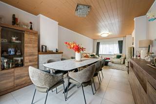 <p>Ben je op zoek naar een woning met 4 slaapkamers te Lebbeke? GEVONDEN!!</p><p>De woning is gelegen op wandelafstand van winkels, scholen, kinderopvang, centrum Lebbeke.</p><p>De energiezuinigheid (label C), het asbestveilig attest en de conforme elektriciteit vullen de lijst van pluspunten verder aan.</p><p>Ze kenmerkt op de benedenverdieping de inkomhal, de lichtrijke woonkamer, de eetplaats, de berging, de keuken (oven, vaatwasser, ker. kookplaat, dampkap & dubbele spoelbak) en de eerste badkamer met ligbad en toilet.</p><p>Op de eerste verdieping is er de nachthal, een tweede badkamer (douche, toilet, enkele wastafel) en 3 slaapkamers. Kamers te kort? Er is nog een vierde slaapkamer aanwezig op de tweede verdieping (toegankelijk via een vaste trap).</p><p>Genieten van de zon kan in de volledig afgesloten zonnige tuin met veel privacy. Liever wat schaduw? Er is een pergola aanwezig. Als extra bergruimte kan het tuinhuis dienst doen.</p><p>TROEVEN IN EEN NOTENDOP:</p><p>- Uitstekende ligging!</p><p>- 4 slaapkamers!</p><p>- Nieuwe cv ketel!</p><p>- 2 badkamers!</p><p>- Rolluiken aanwezig!</p><p>- Koele woning in de zomer!</p><p>- Instapklaar!</p><p>- Energiezuinig, asbestveilig en elektriciteit conform!</p><p>Meer informatie/ een bezoek? Maak eenvoudig jouw afspraak op WWW.WOONVAST.BE of contacteer Jonas op 0468 19 11 62 of via jonas@woonvast.be.</p>