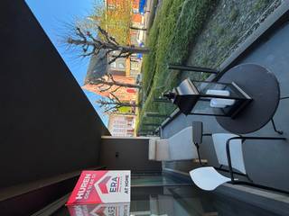 Menen - Lichtrijk appartement met 2 slaapkamers te huur.Indeling:Inkom, toilet, badkamer, 2 slaapkamers, woonkamer met luxe open keuken.+ Inclusief...