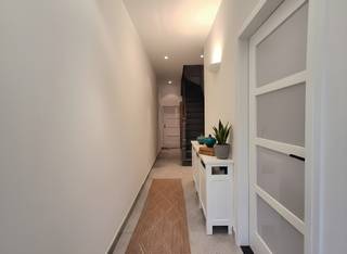 Maak uw bezoek aan ons nog eenvoudiger! Vul alstublieft vooraf de huurdersfiche in en stuur deze naar verhuur@vastgoeddemeyer.be. Wij nemen daarna contact met u op om een afspraak ter plaatse te plannen. U kunt de fiche vinden onder de downloads. Alvast bedankt!<br /><br />Deze recent volledig gerenoveerde woning is centraal gelegen in Dentergem, op wandelafstand van winkels, scholen en openbaar vervoer, en straalt klasse en comfort uit. Deze woning is onmiddellijk beschikbaar.<br /><br />U komt binnen via de inkomhal. Vooraan op het gelijkvloers vindt u een eerste kamer, ideaal als slaapkamer, bureauruimte of hobbykamer. Vervolgens komt u in de ruime leef- en eetruimte met grote raampartijen die voor veel lichtinval zorgen. Aansluitend bevindt zich de moderne keuken, uitgerust met oven, keramische kookplaat, dampkap, koelkast en voorzien van aansluitingen voor microgolfoven en vaatwasser.<br /><br />Naast de keuken is er een praktische berging met aansluiting voor de wasmachine. Op het gelijkvloers is er bovendien een gastentoilet.<br /><br />Via de vaste trap bereikt u de eerste verdieping, waar u twee ruime slaapkamers en een extra kamer vindt, ideaal in te richten als bureel. Daarnaast is er de stijlvolle badkamer met ligbad, dubbele lavabo en toilet.<br /><br />De vaste trap leidt u verder naar de ruime zolder, perfect in te richten als polyvalente ruimte, speelkamer of extra slaapkamer. <br /><br />Buiten geniet u van een gezellige binnenkoer. Verder is er nog een aparte berging, ideaal voor opslag of fietsen. Er is tevens een droge kelder aanwezig.<br /><br />PLUSPUNTEN:<br />* RECENT VOLLEDIG GERENOVEERD<br />* CENTRALE LIGGING<br />* VOLLEDIG GESCHILDERD<br />* HOOGWAARDIGE AFWERKING<br />* RUIM<br />* GEZELLIGE BINNENKOER