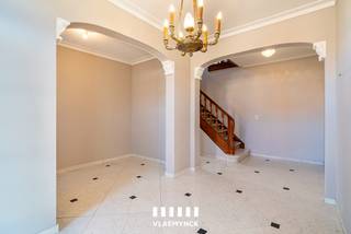 Op zoek naar een ruime woning waar wonen en werken perfect samengaan? Deze statige villa in Waregem combineert comfort, charme en tal van mogelijkheden.<br /><br />De woning beschikt over een royale inkomhal met aansluitend de lichtrijke leefruimte met visgraatparket en open haard, een ruime leefkeuken met berging en een bureau op het gelijkvloers. Op de eerste verdieping zijn maar liefst 5 slaapkamers. Daarnaast is er nog de badkamer en een zolder van 50m2.<br /><br />Buiten geniet je van een zuidgerichte tuin, een ruime loods van 450 m² en een extra overkapping van 90 m², ideaal voor voertuigen, camionetten of opslag.<br /><br />Troeven:<br />* Loods van 450 m²<br />* Overkapping van 90 m²<br />* 5 slaapkamers<br />* Charmante leefruimte met visgraatparket<br />* Ruime leefkeuken<br />* Zuidgerichte tuin<br />* Ideaal voor wie wonen en werken wil combineren<br /><br />Een eigendom met ruimte en mogelijkheden, zowel privé als professioneel!<br /><br />Interesse? Contacteer VLAEMYNCK VASTGOED voor een bezoek.<br /><br />Ref.: LS/26120/TK<br />UC: 20251126-0003739679-RES-1