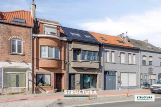 Handelsgelijkvloers op topligging nabij alle faciliteiten die centrum Asse rijk is!Het handelspand (88m²) is gelegen vlakbij het centrum van Asse, op commerciële voorkeursligging. De zeer goede verbinding alsook nabijheid van het station, parkeergelegenheid en bushalte zorgen voor de nodige visibiliteit en maken van dit pand dé ideale plek om zich te vestigen.Het handelspand geniet dankzij de grote raampartijen van een enorme lichtinval. De binnenkant werd zonet volledig gestript en is zodus klaar voor eigen afwerking naar wens, in functie van uw activiteit!S.I. in aanvraag. EPC-peil: D, geen energetische renovatieverplichting.Bent u op zoek naar een handelspand in ASSE op een uitstekende locatie? Contacteer Structura voor meer informatie of een bezoek via 02/460.80.46 of info@structura.be