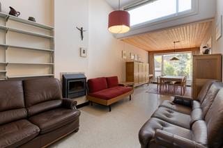 <p>Dit ruime herenhuis met 5 kamers en aangename stadstuin ligt in het centrum van Leuven en biedt een uitzonderlijke hoeveelheid ruimte en mogelijkheden. Wie op zoek is naar een grote stadswoning die volledig naar eigen smaak kan worden ingericht, vindt hier een interessante basis met veel potentieel.</p><p>Bij het binnenkomen word je ontvangen in een ruime inkomhal die meteen een gevoel geeft van de royale afmetingen van de woning. De grote leefruimte biedt tal van mogelijkheden om verschillende woonfuncties te combineren en een aangename leefomgeving te creëren. De woning dient gerenoveerd te worden, maar net daardoor krijg je de vrijheid om de indeling, afwerking en uitstraling volledig af te stemmen op je eigen wensen.</p><p>In totaal beschikt het herenhuis over vijf kamers die op verschillende manieren kunnen worden ingevuld. Daarnaast is er een grote zolder die nog bijkomende mogelijkheden biedt. Denk bijvoorbeeld aan extra woon-, werk- of bergruimte, afhankelijk van je eigen plannen en de nodige aanpassingen.</p><p>Een belangrijke troef is de ruime stadstuin achter de woning. Een aangename buitenruimte waar je, ondanks de centrale ligging, een eigen plek in openlucht hebt. De combinatie van een grote woning en een volwaardige tuin maakt dit pand bijzonder interessant voor wie ruimte zoekt in het centrum van Leuven.</p><p>Ook de ligging is een sterke troef. Vanuit deze centrale locatie geniet je van alles wat Leuven te bieden heeft, terwijl je thuis beschikt over opvallend veel binnen- en buitenruimte. Met haar royale oppervlaktes, vijf kamers, grote zolder en stadstuin vormt deze woning een interessante renovatiekans voor wie een herenhuis met karakter en mogelijkheden zoekt.</p><p>Heb je interesse en wil je deze woning als een van de eersten ontdekken? De verkoop start met een exclusieve Avant-Première op 4 en 5 september. Plan je bezoek via de paarse knop ‘Afspraak maken’ op onze website. De biedingstermijn loopt tot en met 7 september om 21.00 uur. Je vindt het Avant-Première-reglement onder downloads.</p>