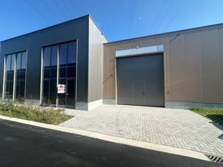 Nieuwbouw KMO-unit van 237 m² en 3 privatieve parkeerplaatsen te huur in Wevelgem.De geïsoleerde casco magazijnruimte is opgebouwd uit een...