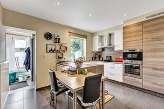 <p>Op een uitstekende ligging in Okegem bevindt zich <strong>deze instapklare woning</strong>. Winkels, scholen en openbaar vervoer liggen op wandelafstand. Ook het treinstation bevindt zich op amper één minuut wandelen, waardoor de woning een bijzonder vlotte verbinding biedt richting Ninove, Aalst en Brussel. Een absolute troef is<strong> de ruime garage van circa 58 m²</strong>. Deze biedt plaats aan meerdere wagens en kan eveneens gebruikt worden als opslagruimte, werkplaats of voor het uitoefenen van een hobby. Bovendien valt de woning niet onder de renovatieplicht. Het gelijkvloers omvat een polyvalente ruimte, momenteel ingericht als bureau, een gezellige leefruimte met salon en eetplaats, een open keuken met kookeiland en de ruime garage. Op de verdieping bevinden zich een nachthal, <strong>drie volwaardige slaapkamers </strong>en een badkamer. Daarnaast is er <strong>een zolder</strong>, bereikbaar via een uitklapbare trap, die bijkomende bergruimte biedt. Verder beschikt de woning over <strong>een ruim en aangenaam terras</strong> waar het heerlijk vertoeven is. Cv op aardgas - Buitenschrijnwerk in pvc en hout dubbel glas - <strong>EK conform</strong> - Grondwaterput aanwezig. (Maatregelen opgenomen in het maatregelenregister: neen)</p>