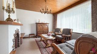 <p>Bij ImmoFusion 7/7 “open huis” : klik op onze 3D-TOUR.</p>
<p>In een rustige, groene buurt van Heusden-Zolder, op de Holleweg 12, vind je deze charmante open bebouwing op een mooi perceel van 8a 18ca. Deze goed onderhouden woning is ideaal voor wie op zoek is naar een gezinswoning met een leuke ligging en het potentieel om uit te breiden.</p>
<p>Bij het betreden van de woning kom je terecht in de inkomhal waar zich ook meteen de trap naar de eerste verdieping bevindt. Als je verder door loopt, kom je terecht in de lichtrijke eetkamer die verbonden is met de nette keuken, en de zitruimte.</p>
<p>Verder heb je een tussenruimte/veranda waar je gezellig kan gaan zitten met uitzicht op de tuin. Vanuit deze ruimte bereik je ook de badkamer, die is uitgerust met een lavabo en douche. Daarnaast bevindt zich hier ook het toilet en kan je verder lopen naar een extra ruimte dat bijvoorbeeld kan dienen als hobbykamer.</p>
<p>Helemaal achteraan de woning heb je nog een extra ruimte die je kan gebruiken als hobbyruimte of slaapkamer. Vanuit deze ruimte kan je naar de mooi onderhouden tuin. Dankzij de volgroeide tuin geniet je hier van alle privacy en rust!</p>
<p>Daarnaast is de woning bijna volledig onderkelderd en is er een inpandige garage aanwezig. Bovendien vind je een tweede garage die direct aan de achterzijde van de woning grenst.</p>
<p>De woning is rustig gelegen, maar toch vlakbij winkels, scholen en verbindingswegen. De combinatie van een goed gelegen perceel, degelijke bouwstructuur, dubbele garage en authentieke charme maken van deze woning een unieke opportuniteit op de vastgoedmarkt in Heusden-Zolder.</p>
<p>Pluspunten:</p>
- Rustig gelegen en vlakbij het centrum<br />- 3 slaapkamers<br />- Woning met veel mogelijkheden<br />- Goede bouwstrucuur<br />- Volgroeide tuin met privacy<br />- Inpandige garage<br />- Kelder aanwezig<br />
<p><span>Voor een bezichtiging ter plaatse of meer info, bel ons op 078/78.78.70, of kom gewoon binnen op ons kantoor, steeds welkom!</span></p>
<p><span>*</span>De hierboven vermelde informatie, inclusief gegevens over de stedenbouwkundige vergunningen en mogelijke inbreuken, is gebaseerd op de gegevens die op het moment van publicatie beschikbaar waren. De verkoper en de vastgoedmakelaar kunnen niet instaan voor de volledigheid of actualiteit van deze informatie. Kandidaten-kopers dienen zelf, eventueel via het bevoegde gemeentebestuur, na te gaan of er stedenbouwkundige inbreuken of onvergunde constructies aanwezig zijn. De wettelijke informatieplicht wordt nageleefd zodra alle officiële gegevens beschikbaar zijn.*</p>