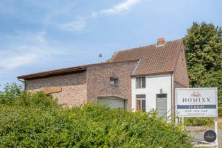 Deze te renoveren gezinswoning biedt ruimte voor 2 tot 3 slaapkamers, een badkamer, keuken en een ruime garage. Het pand vraagt om...