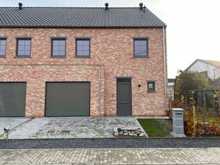 WICHELEN - Prachtige BEN-woning op rustige locatie.<br /><br />Inschrijven voor het geplande bezoekmoment kan via onze website => www.immoderas.be<br /><br />Deze tot in de puntjes afgewerkte woonst bevindt zich aan het begin van een rustige woonkern, doch vlakbij het station van Wichelen, enkele winkels, een schooltje en openbaar vervoer. Via de invalswegen bereikt u vlot de E40 of E17. Voor de fervente wandelaar of fietser is dit een ideale uitvalsbasis!<br /><br />De woning omvat op het gelijkvloers: inkomhal met apart toilet en mogelijkheid tot vestiaire, bureauruimte, ruime leefruimte met volledig geïnstalleerde open keuken (vaatwasser, combi-oven, keramische kookplaat, veel kastruimte, ontbijteiland, koelkast), aanpalende berging en een inpandige garage. De leefruimte geeft uit op een groot terras met perfecte oriëntatie en mooie grastuin. Op de bovenverdieping bevinden er zich 3 grote slaapkamers, een badkamer met douche, dubbele wastafel en ligbad, apart toilet én een wasplaats.<br />Verder is er nog een grote zolder die kan dienen als mancave of hobbyruimte!<br /><br />Het energiegebruik van deze woning wordt tot een minimum beperkt door het gebruik van doorgedreven isolatie en de aanwezigheid van 10 zonnepanelen én een regenwaterput van 5000l.
