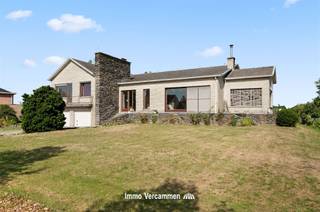 <p><span>Verrassend ruime gezinswoning met heel wat potentieel, gunstig gelegen in het landelijke Sint-Katelijne-Waver, op een mooi perceel van 3087 m².</span></p><p><span> </span></p><p><span>Deze lichtrijke woning werd steeds met de grootste zorg onderhouden. De woning heeft een verrassend ruime bewoonbare oppervlakte en is functioneel ingedeeld. Via een riante inkomhal betreedt u de woning om vervolgens de lichtrijke woonkamer met aansluitend veranda / bureel en keuken te bereiken. De woning is uitermate praktisch ingedeeld waarbij de nachthal op de eerste verdieping toegang geeft tot 5 ruime slaapkamers, een badkamer, een douchekamer en een toilet. De benedenverdieping met dubbele garage, tal van bergruimtes en een volledige onderkeldering bieden heel wat stockageruimte - ideaal voor bv. hobby of zelfstandige activiteit. Parkeergelegenheid is ruimschoots voorzien op de oprit en in de dubbele garage. En indien u niet binnen wilt vertoeven, kan u heerlijk tot rust komen in de aangename tuin met ruim terras en vijver.</span></p><p><span> </span></p><p><span>De woning is absoluut gunstig gelegen nabij landelijke dorpscentra met scholen - winkels - sport- en ontspanningsmogelijkheden. Dankzij de centrale ligging tussen Brussel - Antwerpen en Mechelen - Lier is de woning vlot bereikbaar, via belangrijke verbindingswegen, fietostrade, openbaar vervoer en nabij gelegen treinstation.</span></p><p><span> </span></p><p><span>Kom de troeven van deze woonst ter plaatse ontdekken en maak een afspraak: 015/755 444 of <span>info@immovercammen.be</span></span><span> </span></p><p><span>Renovatieplicht EPC: binnen 6 jaar na aankoop = verplichte renovatie tot label D of beter.</span></p><p><span> </span></p>
