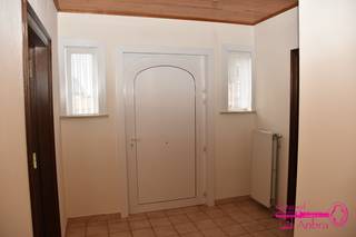 * Een alleenstaande gelijkvloerse woning met grote tuin<br />* Gelegen langs een verbindingsweg (Tieltstraat) tussen Tielt en Meulebeke<br />* 822 M² grondoppervlakte<br />* Bouwjaar 1990<br />* Buiten : oprit - voortuin - grote tuin achteraan<br />* Verdiep -1 : kelder<br />* Verdiep 0 : inkomhal - apart toilet - slaapkamer of bureel - living - keuken - nachthal - badkamer - slaapkamer - garage<br />* Verdiep 1 : ruime geïsoleerde zolder waarvan een deel reeds ingericht is als slaapkamer<br />* Verwarming door middel van centrale verwarming op aardgas (recente ketel 2020)<br />* EPC 272 kWh/(m² jaar) (UC 20200910-000231879-RES-1) LABEL C = GEEN RENOVATIEPLICHT<br />* Elektriciteit conform tot 10 september 2045<br />* Vg/Wg/Gvv/GVkr/Gmo<br />* Momenteel verhuurd (beschikbaar voor eigen gebruik maximaal 6 maanden na notariële akte)