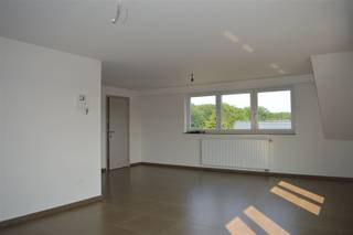 <p><span><strong>Vraag een bezoek aan via info@optimusvastgoed.be!</strong></span><br /><span><strong>TE HUUR: Ruim appartement met 3 slaapkamers te Munsterbilzen!</strong></span><br /><span>Dit appartement is gelegen op de 2de verdieping van een kleinschalig appartementsgebouw. Het is gelegen vlakbij het centrum van Munsterbilzen met alle nodige faciliteiten voor uw dagelijkse boodschappen. Het gezellige centrum van Bilzen is op 10 min rijden. Het appartement beschikt over een ruime woonkamer met veel lichtinval, ruime ingerichte keuken, badkamer met douche, apart toilet, berging en 3 slaapkamers. </span><br /><span>Het appartement beschikt tevens over een afsluitbare garage en een kelderberging.</span><br /><span><strong>Ligging:</strong></span><br /><span>De Zutendaalweg bevindt zich op 10 minuten afstand van het “Munterbos”, een natuurgebied waar het zowel voor jong als oud aangenaam vertoeven is. Het openbaar vervoer is vlot bereikbaar. Voor uw dagelijkse boodschappen kan u terecht in het centrum van Munsterbilzen, wat zich op enkele minuten afstand bevindt. Het gezellige centrum van Bilzen bevindt zich op 10 min rijden.</span><br /><span><strong>Indeling:</strong></span><br /><span>- Verdieping: inkomhal, apart toilet, ruime woonkamer, volledig ingebouwde keuken, berging, slaapkamer 1, slaapkamer 2, slaapkamer 3.</span><br /><span>- Kelder: privatieve kelderberging + afsluitbare garage.</span><br /><span><strong>Troeven:</strong></span><br /><span>- Gunstige ligging!</span><br /><span>- 3 slaapkamers!</span><br /><span>- Garage!</span><br /><span><strong>EPC: B met certificaatnummer 20240320-0003183256-RES-1.</strong></span><br /><span><strong>Vaste kosten: € 25 per maand zonder jaarlijkse afrekening.</strong></span><br /><span><strong>BESCHIKBAAR vanaf 01.12.2026.</strong></span></p>
