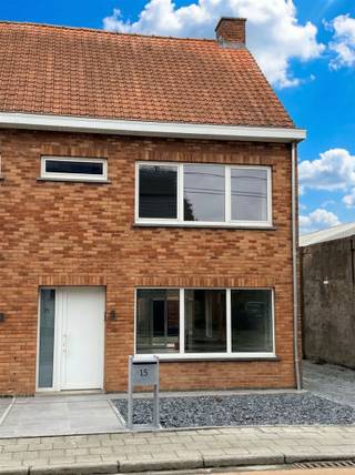 Welkom in deze pas gerenoveerde woning in Sint-Gillis-Waas! (dec 2025 - 1e bewoning na de renovatie)Dit modern gerenoveerde eigendom biedt...