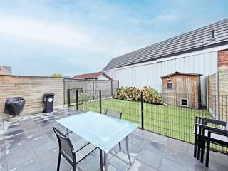 VERKOCHT! Compromis in opmaak - Deze leuke gezinswoning bevindt zich langs de (rustige) Pastorijstraat te Borsbeke (Herzele). Zeer centraal gelegen, vlak bij het station, scholen, eetgelegenheid, sport en ontspanning, winkels, ... De oprit van de E40 te Erpe-Mere bevindt zich op een 5-tal kilometer rijden. Deze gezellige woning werd in 2017 nieuw gebouwd met gebruik van kwalitatieve materialen en bevindt zich in goede staat.<br />Indeling: het gelijkvloers bestaat uit een inkomhal, open keuken met geïnstalleerde toestellen, gezellige woonkamer met eetplaats, toilet, inpandige garage met voorzieningen wasmachine, droogkast, bergruimte, ... <br />Eerste verdieping: 3 slaapkamers waarvan 1 met aansluitende dressing, badkamer met ligbad, inloopdouche, dubbele lavabo met meubel en toilet.<br />Tweede verdieping: ingerichte zolder, reeds bereikbaar met vaste trap. Kan dienst doen als bergruimte, hobbykamer, slaapkamer(s), ... <br />Buiten is er een gezellig en onderhoudsvriendelijk tuintje met terras, voorzien van alle privacy en aangelegd in kunstgras.<br />Volledig geïsoleerd, 6 zonnepanelen aanwezig, centrale verwarming op aardgas, PVC ramen met HR-glas, elektrische installatie conform het AREI, (voorzet)rolluiken aanwezig. EPC: 115.74 kWh/(m² jaar), energielabel B, geen renovatieverplichting. Bewoonbare oppervlakte volgens EPC: 142,5 m² (tweede verdieping niet meegerekend).<br />IDEALE GEZINSWONING OF STARTERSWONING IN AANGENAME RESIDENTIËLE BUURT, UITSTEKENDE LOCATIE!!<br />Woongebieden, vergunning uitgereikt, geen rechterlijke herstelmaatregel of bestuurlijke maatregel opgelegd, geen voorkooprecht, verkavelingsvergunning. P-score: B, G-score: B, geen risicozone voor overstromingen.<br />U kan de beschikbare attesten bij verkoop downloaden via de website janssens-leroy.be.