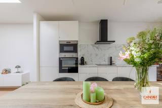 Deze <strong>recent gerenoveerde woning</strong> bevindt zich in een rustige straat met <strong>eenrichtingsverkeer</strong>, op wandelafstand van het centrum, grootwarenhuizen en scholen.<br /><br />In <strong>2021</strong> onderging de woning een <strong>totaalrenovatie</strong>, waarbij onder andere alle technieken, het sanitair en het schrijnwerk werden vernieuwd.<br /><br />Het <strong>gelijkvloers is ruim en praktisch ingedeeld</strong>. Via de inkomhal heeft u toegang tot de bureauruimte, het aparte toilet, de wasplaats en de kelder. Verder komt u terecht in de open leefruimte met zithoek en keuken met eetplaats. Via het schuifraam heeft u toegang tot de <strong>zonnige stadstuin</strong> met terras.<br /><br />Op de eerste verdieping bevinden zich een eerste slaapkamer met dressing, de badkamer met toilet en douche, en een <strong>tweede slaapkame</strong>r met een vaste trap naar de zolderverdieping. De volledig <strong>afgewerkte zolderruimte</strong> biedt bovendien voldoende extra bergruimte.<br /><br />Wenst u zelf de charme van deze woning te ontdekken? Neem dan contact op met Theo voor een bezoek ter plaatse via theo@convas.be