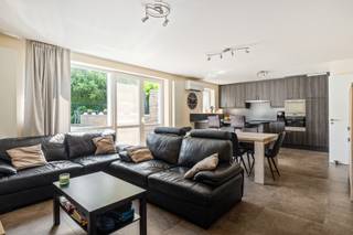 Op zoek naar een appartement waar je niet hoeft te kiezen tussen comfort en buitenruimte? In de Heidestraat te Schelle vinden we dit ruim en verzorgd appartement met 2 slaapkamers, gebouwd in 2013.<br /><br />Je komt binnen in een aangename leefruimte waar licht en ruimte centraal staan. De ruime, volledig geïnstalleerde keuken is voorzien van voldoende werk- en kastruimte en vormt de ideale plek om te koken, te tafelen en gezellig samen te zijn.<br /><br />Via de leefruimte krijg je toegang tot de ruime tuin. Een absolute troef! Hier heb je alle plaats voor een zonnig terras, een groene invulling of gewoon een heerlijke plek om na een lange dag de benen omhoog te leggen.<br /><br />Het appartement beschikt verder over twee volwaardige slaapkamers en biedt dankzij de aanwezigheid van airconditioning ook tijdens warme zomerdagen het nodige comfort.<br /><br />En praktisch? Daar werd uiteraard ook aan gedacht. Je beschikt over een ondergrondse autostaanplaats én een privatieve kelderberging. Zo staat de wagen veilig en heb je bovendien voldoende extra opbergruimte.<br /><br />Extra troeven:<br />– 2 slaapkamers<br />– Ruime, geïnstalleerde keuken<br />– Airconditioning<br />– Ruime tuin<br />– Ondergrondse autostaanplaats en kelderberging<br />– Screens en rolluiken<br /><br />Interesse? Maak dan snel een afspraak via info@jamar.immo of ‭03 435 31 33‬