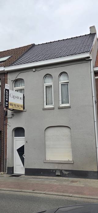 Gezinswoning bestaande uit inkomhal en traphal, living met open keuken, badkamer met ligbad, berging.<br />Op de verdieping 3 slaapkamers en zolderruimte.<br />Kleine stadstuin en terras mogelijk.<br />PVC ramen met dubbele beglazing en recent dak, verder te renoveren naar eigen smaak door de nieuwe eigenaar.<br />EPC 510 kWh/m² UC 0003647139, renovatieverplichting.
