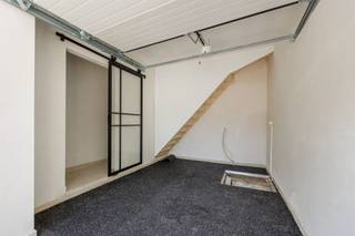 <p><span>U koopt voor uzelf vrijheid, rust (zone 30) en mobiliteit (Mobiscore 8,7 op 10) in het hart van Muizen, want u beschikt over een garage (steentapijt) met afstandsbediende sectionaalpoort en voorziening voor toekomstige laadpaal, op 160 meter van het station. De uitstekende EPC-score van 82 kWh/m²/jaar, werd bereikt dankzij: nieuwe PVC-ramen, een condensatieketel op gas, airco met warmtepomptechnologie, 5 zonnepanelen en dikke isolatielagen in dak, vloer en gevels. In de leefruimte met open keuken (eiland), spotten we een visgraat-laminaatvloer met witte keramische plinten, videofoon, zwarte designradiatoren en airco. De keuken met zellige wandtegels en veel opbergruimte, omvat: koelkast, oven, vaatwasser, kookplaat en dampkap. De volledig ommuurde tuin geniet van privacy en vangt veel namiddagzon. Qua bergruimte beschikt u, afgezien van de garage (kruipkelder), over een technische berging en een wasplaats. De badkamer valt op door de koperkleurige kranen, een massief houten meubel, zwarte radiator (net als de alu-gevelbekleding), glazen deur en lichtkoepel. De twee ruime kamers (laminaat) op de eerste verdieping worden aangevuld met twee kamers onder dak (veluxramen). Voorts vermelden we nog de witte deuren met zwarte klinken, zwarte schakelaars/stopcontacten, muggenramen, led-plafondspots en een ronde boog in de nachthal.</span></p><p><span> </span></p>