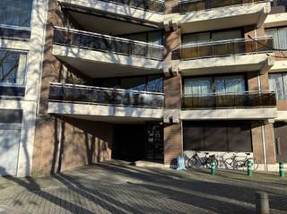 Afgesloten garagebox te koop in een appartementsgebouw, gelegen op het Guldensporenplein. Ideaal voor het veilig parkeren van een wagen, motor of...